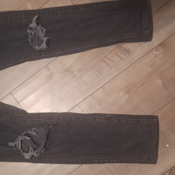 Abercrombie & Fitch - Picture 3 of 7